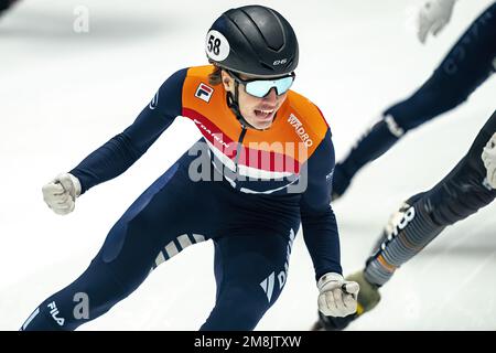 DANZIG - Jens van 't Wout gewinnt die 1500 Meter am 2. Tag der European Short Track Speed Skating Championships. Friso Emons ist Dritter. ANP RONALD HOOGENDOORN Stockfoto