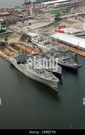 Luftaufnahme verschiedener militärischer Sealift-Kommandoschiffe mit Reservestatus, die am North Locust Point Marine Terminal festgemacht sind. Von links nach rechts: Das Kfz-Frachtschiff USNS WILLIAM M. CALLAGHAN (T0-AKR-1001), das Frachtschiff CAPE CATOCHE (T-AK-5043), das Frachtschiff CAPE CARTHAGE (T-AK-5042) und das Luftfahrt-Logistikschiff USNS WRIGHT (T-AVE-3). Basis: Baltimore Bundesstaat: Maryland (MD) Land: Vereinigte Staaten von Amerika (USA) Stockfoto