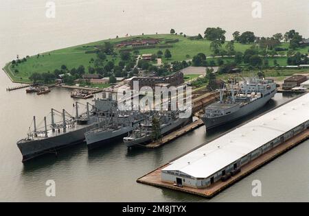 Luftaufnahme verschiedener militärischer Sealift-Kommandoschiffe mit Reservestatus, die am North Locust Point Marine Terminal festgemacht sind. Von links nach rechts: Das Kfz-Frachtschiff USNS WILLIAM M. CALLAGHAN (T0-AKR-100), das Frachtschiff CAPE CATOCHE (T-AK-5043), das Frachtschiff CAPE CARTHAGE (T-AK-5042) und das Luftfahrt-Logistikschiff USNS WRIGHT (T-AVE-3). Basis: Baltimore Bundesstaat: Maryland (MD) Land: Vereinigte Staaten von Amerika (USA) Stockfoto