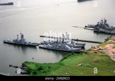 Steuerbord-Bugblick auf verschiedene Schiffe, die am Fairfield Marine Terminal festgefesselt sind und auf die Abwrackung warten. In der nahen Gruppe befinden sich die Forest Sherman Class Destroyers DAVIS (DD-937) (links) BIGELOW (DD-942) und zwei Adams Class Guided Missile Destroyers, LAWRENCE (DDG-4) und CLAUDE V. RICKETTS (DDG-5). In der hinteren Gruppe sind die ehemaligen USA Reparaturschiff vom Typ Army N-3 MADISON JORDAN MANCHESTER und die Zerstörer der Forest Sherman-Klasse FORREST SHERMAN (DD-931) und BLANDY (DD-943). Basis: Baltimore Bundesstaat: Maryland (MD) Land: Vereinigte Staaten von Amerika (USA) Stockfoto