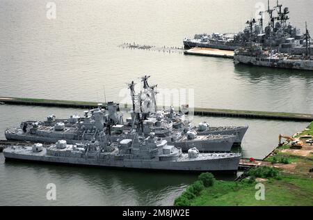 Ein Luftbord-Bugblick auf verschiedene Schiffe, die am Baltimore Fairfield Marine Terminal gefesselt sind und auf die Abwrackung warten. Im Vordergrund stehen der Forest Sherman Class Destroyer BIGELOW (DD-942) und die Adams Class Guided Missile Destroyers, der LAWRENCE (DDG-4) und DER CLAUDE V. RICKETTS (DDG-5). Im Hintergrund sind die ehemaligen USA Reparaturschiff des Typs Army N-3 MADISON JORDAN MANCHESTER und die Zerstörer BLANDY (DD-943) und FORREST SHERMAN (DD-931). Basis: Baltimore Bundesstaat: Maryland (MD) Land: Vereinigte Staaten von Amerika (USA) Stockfoto