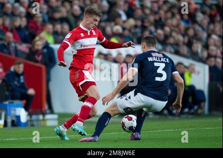 Middlesbroughs Marcus Forss fordert gemeinsam mit Murray Wallace von Millwall den Ball während des Sky Bet Championship-Spiels zwischen Middlesbrough und Millwall im Riverside Stadium in Middlesbrough am Samstag, den 14. Januar 2023. (Kredit: Trevor Wilkinson | MI News) Kredit: MI News & Sport /Alamy Live News Stockfoto