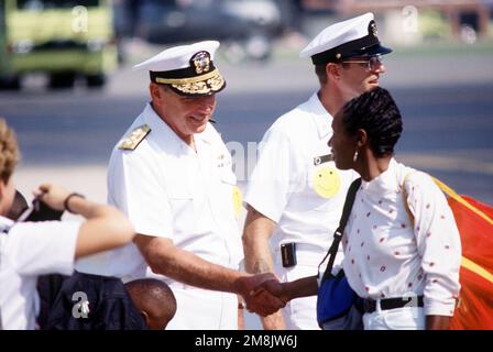 Admiral Henry H. Mauz, Jr., Befehlshaber DER CHEFFLOTTE des Atlantiks, begrüßt eintreffende Evakuierte nach ihrem Flug vom Marinestützpunkt Guantanamo Bay, Kuba Operation Aufrichtiges Willkommen; die Luftbeförderung von Angehörigen und überschüssiges Personal auf der Staatsseite, um Platz für die kubanischen Flüchtlinge auf der US-Basis zu schaffen. Betreff Operation/Serie: HERZLICHE BEGRÜSSUNG Basis: Marine Air Station, Norfolk Bundesstaat: Virginia (VA) Land: Vereinigte Staaten von Amerika (USA) Stockfoto