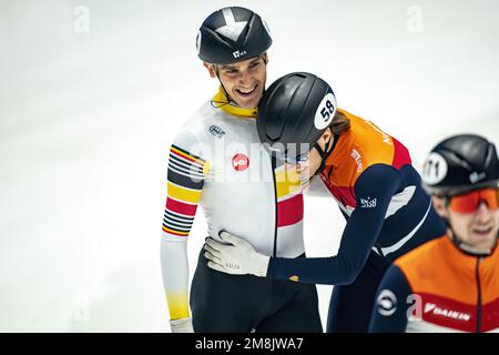 DANZIG - Jens van 't Wout schlägt den belgischen Stijn Desmet auf der 1500 Meter langen Ziellinie am 2. Tag der europäischen Schnellskating-Meisterschaft. Friso Emons ist Dritter. ANP RONALD HOOGENDOORN niederlande Out - belgien Out Credit: ANP/Alamy Live News Stockfoto