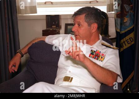 Ein ehrliches, informelles Porträt des MARINEVORSTEHERS, Admiral Jeremy M. Boorda, in seinem Pentagon-Büro. Basis: Washington State: District of Columbia (DC) Land: Vereinigte Staaten von Amerika (USA) Stockfoto