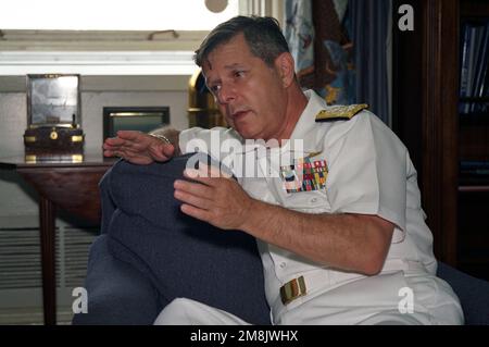 Ein ehrliches, informelles Porträt des MARINEVORSTEHERS, Admiral Jeremy M. Boorda, in seinem Pentagon-Büro. (Genaues Datum unbekannt). Basis: Washington State: District of Columbia (DC) Land: Vereinigte Staaten von Amerika (USA) Stockfoto