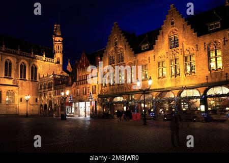 Weihnachtsschmuck an Gebäuden in Brügge, West-Flandern, flämische Region von Belgien. Stockfoto