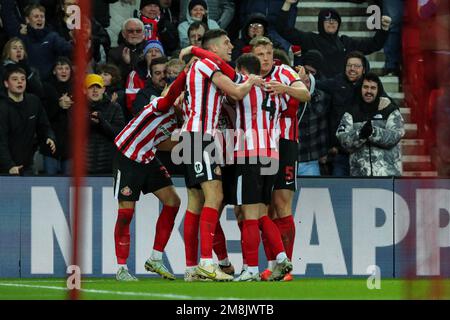 Dan Neil #24 von Sunderland feiert 1-1 Punkte beim Sky Bet Championship-Spiel Sunderland vs Swansea City im Stadium of Light, Sunderland, Großbritannien, 14. Januar 2023 (Foto von Dan Cooke/News Images) Stockfoto