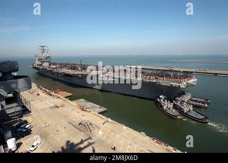 Die großen Hafenschlepper ANOKA (YTB810) und PIQUA (YTB793) bewegen