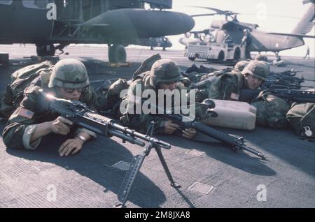 US-Armee-Soldaten der Charlie Company, 2. Bataillon, 22. Leichte Infanterie-Brigade, Fort Drum, New York, simulieren Angriffstaktiken an Bord der USS DWIGHT D. EISENHOWER (CVN 69) zur Unterstützung der Operation ZUR AUFRECHTERHALTUNG DER DEMOKRATIE. Die Soldaten sind bewaffnet mit einem Maschinengewehr von M60 und M16 Gewehren. Betrifft Operation/Serie: STÜTZPUNKT DEMOKRATIE: USS Dwight D Eisenhower (CVN 69) Stockfoto