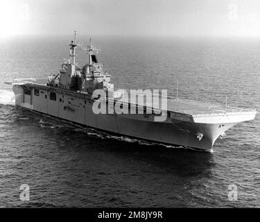 Ein Luftbord-Steuerbord-Bugblick (45 Grad über der Mittellinie) auf das amphibische Sturmschiff USS BOXER (LHD-4), das während der Seeversuche im Einsatz ist. Basis: USS Boxer @@(LHD 4) Land: Golf von Mexiko Stockfoto