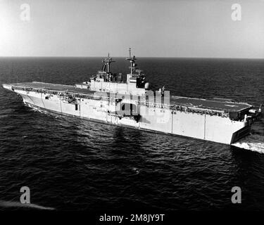 Ein aus der Luft schräger Hafenviertelblick auf das amphibische Sturmschiff USS BOXER (LHD-4), das während der Seeversuche im Einsatz ist. Basis: USS Boxer @@(LHD 4) Land: Golf von Mexiko Stockfoto