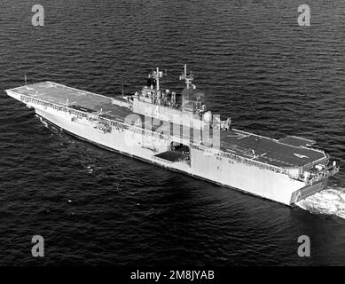 Ein Luftblick auf das Hafenviertel (135 Grad abseits der Mittellinie) auf das amphibische Sturmschiff USS BOXER (LHD-4), das während der Seeversuche im Einsatz ist. Basis: USS Boxer @@(LHD 4) Land: Golf von Mexiko Stockfoto