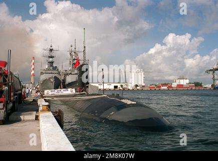 Steuerbord-Bugblick auf das nuklearbetriebene Angriffs-U-Boot USS SAN JUAN (SSN-751), das am Pier befestigt ist. Zwei Zerstörer sind im Hintergrund gefesselt. Basis: Port Everglades Bundesstaat: Florida (FL) Land: Vereinigte Staaten von Amerika (USA) Stockfoto