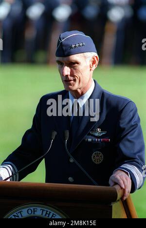 GEN. Merril A. McPeak, STABSCHEF der Luftwaffe, spricht bei CHIEF Maaster SGT. Gary Pfingstons Ruhestand auf dem zeremoniellen Rasen. Basis: Luftwaffenstützpunkt Bolling Bundesstaat: District of Columbia (DC) Land: Vereinigte Staaten von Amerika (USA) Stockfoto