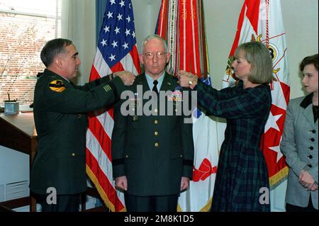 GENERAL John H. Tilelli, Jr. (links), Army Vice CHIEF of STAFF, legt den Hauptdarsteller des Brigadegenerals auf James E. Mitchell, CHIEF of Current Operations and Contingency Plans Division (ODCSOPS), der von der Frau des neuen Generals Donna unterstützt wird. Basis: Pentagon Staat: District of Columbia (DC) Land: Vereinigte Staaten von Amerika (USA) Stockfoto