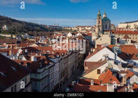 Die kleinere Stadt Prag vom Charles-Brigde-Turm aus gesehen, ein Blick in Richtung Mostecká-Straße, St. Nicholas Kirche an einem sonnigen, klaren Tag. Stockfoto