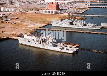 Eine Luftaufnahme des Baltimore Fairfield Terminals mit verschiedenen ehemaligen US-amerikanischen Terminals Navy-Zerstörer warten auf die Fackel des Schrottplatzes. Von unten nach oben: Die Destroyers BLANDY (DD-943) und FOREST SHERMAN (DD-931), die ehemaligen USA Hafenreparaturschiff vom Typ Army N-3 MADISON JORDON MANCHESTER, die Raketenwerfer CLAUDE V. RICKETTS (DDG-5) und LAWRENCE (DDG-4), der Zerstörer DAVIS (DD-937) und der Bug des BIGELOW (DD-942). Basis: Baltimore Bundesstaat: Maryland (MD) Land: Vereinigte Staaten von Amerika (USA) Stockfoto
