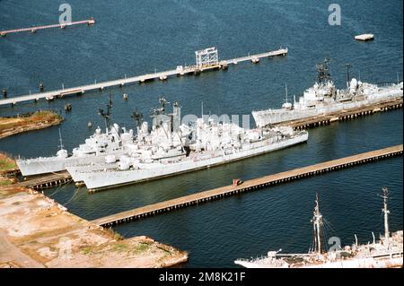 Ein Lufthafen mit Blick auf ein Nest der ehemaligen USA Navy-Zerstörer warten auf die Fackel des Scrappers am Fairfield Marine Terminal im äußeren Hafen. Von links nach rechts sind es der Zerstörer BIGALOW (DD-942), DER gesteuerte Raketenzerstörer CLAUDE V. RICKETTS (DDG-5) und LAWRENCE (DDG-4), der Zerstörer DAVIS (DD-937) und unten rechts die ehemaligen USA Army-N-3-Reparaturschiff MADISON JORDAN MANCHESTER, das ebenfalls ausgemustert werden soll. Basis: Baltimore Bundesstaat: Maryland (MD) Land: Vereinigte Staaten von Amerika (USA) Stockfoto