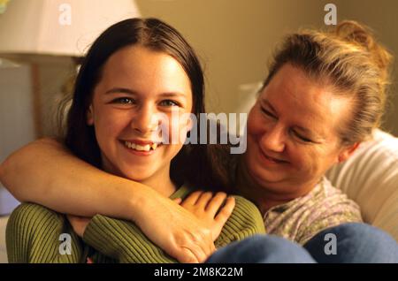 Mutter und Tochter amüsieren sich im Wohnzimmer Stockfoto