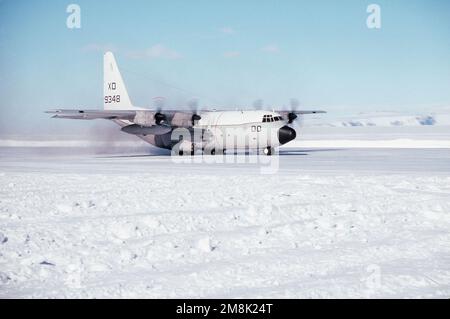 Ein C-130T-Herkules-Flugzeug der Antarctica Development Squadron Six (VXE-6) rollt nach der Landung am McMurdo Sound die Landebahn herunter. Das Flugzeug führt Vizeadmiral Robert J. Spane, Kommandant der Luftwaffe der US-Pazifikflotte, auf einer Inspektionsreise durch die Einrichtungen. Land: Antarktis (ATA) Stockfoto