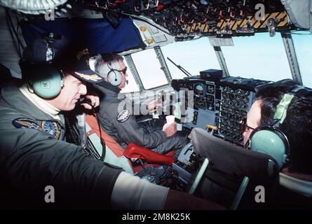 Vizeadmiral Robert J. Spane, Kommandant der Naval Air Force, US Pacific Fleet sitzt auf dem Pilotensitz und fliegt ein C-130-Herkules-Flugzeug der Antarctica Development Squadron Six (VXE-6) auf dem Weg zur McMurdo Station. Die Pilotenfunkgeräte für die Wetterinformationen. Land: Antarktis (ATA) Stockfoto