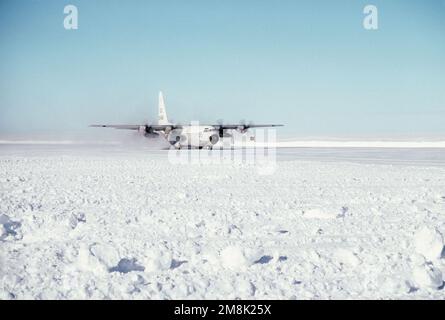 Ein C-130T-Herkules-Flugzeug des Antarctica Development Squadron Six (VXE-6) kurz nach der Landung auf dem Flugplatz. Das Flugzeug führt Vizeadmiral Robert J. Spane, Kommandant der Marine-Luftwaffe, US-Pazifikflotte, zu einer Inspektion der Einrichtungen. Land: Antarktis (ATA) Stockfoto