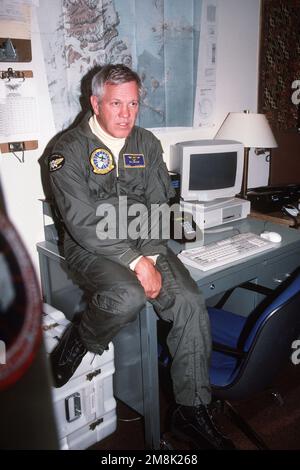 Vizeadmiral Robert J. Spane, Kommandant der US Pacific Fleet der Naval Air Force, besucht einen der Orte am McMurdo Sound. Land: Antarktis (ATA) Stockfoto