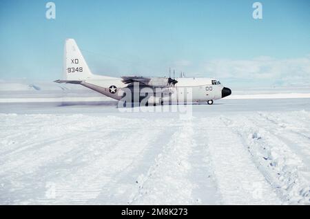 Rechte Seitenansicht eines C-130T-Herkules-Flugzeugs, das nach der Landung mit Vizeadmiral Robert J. Spane, Kommandant der Marine-Luftwaffe, US Pacific Fleet, die Landebahn runterrollt, für eine Besichtigung der Forschungsstandorte. Land: Antarktis (ATA) Stockfoto