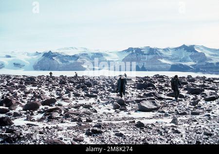 Vizeadmiral Robert J. Spane, Kommandeur der Naval Air Force US Pacific Fleet (rechts), besucht während einer Inspektion der Einrichtungen eine entfernte Forschungsstelle. Land: Antarktis (ATA) Stockfoto