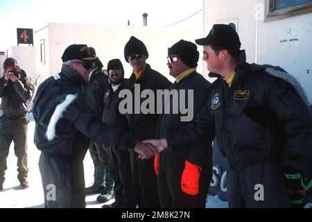 Vizeadmiral Robert J. Spane, Befehlshaber der Naval Air Force, US Pacific Fleet, dankt der C-130-Flugbesatzung des Entwicklungsgeschwaders 6 der Antarktis (VXE-6), die ihn zum Einsatzort transportiert hat. Land: Antarktis (ATA) Stockfoto