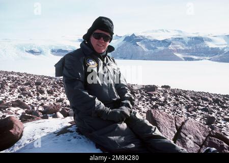 Ehrlicher Schuss von Vizeadmiral Robert J. Spane, Commander der Naval Air Force, US Pacific Fleet, an einem entfernten Forschungsstandort. Land: Antarktis (ATA) Stockfoto