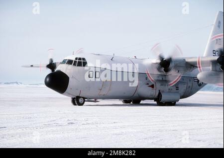 Linke Vorderansicht eines Navy C-130T Hercules-Flugzeugs der Antarctica Development Squadron Six (VXE-6), das mit Vizeadmiral Robert J. Spane, Commander der Naval Air Force, US Pacific Fleet, für eine Inspektionsreise durch den Ort eintrifft. Land: Antarktis (ATA) Stockfoto