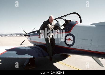 USAF Major (Dr.) Emmet Murphy, ein Flugchirurg auf einem Austauschauftrag in Canberra, Australien, tritt von einem Flugzeug, das dem ROYAL Australian Air Force CHIEF of STAFF gehört. Vom AIRMAN Magazine im Dezember 1994 Ausgabe Artikel 'Devisen'. Basis: Canberra Staat: New South Wales Land: Australien (AUS) Stockfoto