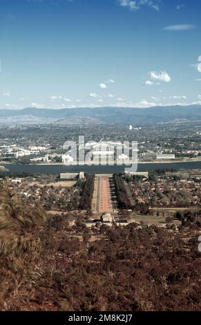 Ein Blick aus einem hohen Winkel hinter dem Perth Observatory und über den Lake Burley Griffin im Lakeside Parliament House und angrenzenden Nationalgebieten von Canberra, Australien. Vom AIRMAN Magazine im Dezember 1994 Ausgabe Artikel 'Devisen'. Basis: Canberra Staat: New South Wales Land: Australien (AUS) Stockfoto