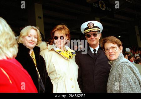 ADMIRAL Jeremy M. Boorda UND seine offizielle Partei werden beim jährlichen Football-Spiel der Army-Navy im Veteran's Stadium in der Menge gezeigt. Basis: Philadelphia Bundesstaat: Pennsylvania (PA) Land: Vereinigte Staaten von Amerika (USA) Stockfoto