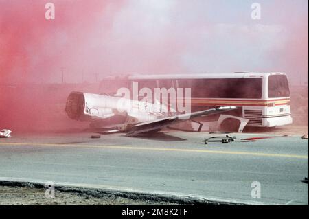 Ein Blick auf das rauchende Flugzeug und den Bus nach einem simulierten Absturz eines Air Force-Flugzeugs in einen kommerziellen Bus voller Passagiere. Die Übung bestand darin, die koordinierten Bemühungen der Tucson-Rettungsdienste und der Davis-Monthan-Luftwaffenstützpunkt Katastrophenabwehr zu testen. Betreff Betrieb/Serie: MARE (MAJOR INJURY RESPONSE EXERCISE EXERCISE) Basis: Tucson Bundesstaat: Arizona (AZ) Land: Vereinigte Staaten von Amerika (USA) Stockfoto