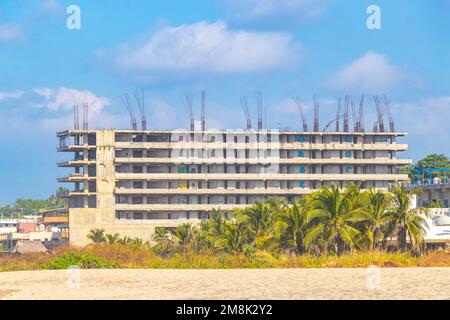 Riesige gigantische Baustelle, die eine Ruinenbaustelle in Zicatela Puerto Escondido Oaxaca Mexiko baut. Stockfoto