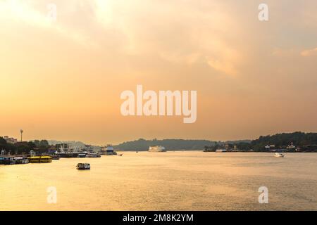 Panaji Goa Indien Okt 22 2022: Bootstour bei Sonnenuntergang mit Blick auf die Atal Setu Brücke und Aktivitäten auf dem Mandovi Fluss, einschließlich der Flusskasinos in Goa Stockfoto