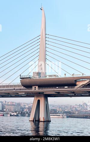 Istanbul, Türkei - Januar 2023: Golden Horn Metro Bridge Structure on Halic Stockfoto