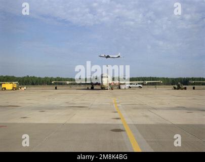 Auf der Rollbahn sitzt ein Nimrod-Aufklärungs- und Patrouillenflugzeug der britischen Royal Navy. Das 120. CSX-Geschwader, RAF Kinloss, England, hat eine 4-Flugzeug-Einheit in Jacksonville. Die Flügelspitzen zweier anderer Nimrods sind links und rechts zu sehen. Im Hintergrund startet ein P-3AC Orion-Flugzeug im Hintergrund. Basis: Marineflugstation, Jacksonville Bundesstaat: Florida (FL) Land: Vereinigte Staaten von Amerika (USA) Stockfoto