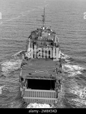 Hoch schräges Heck auf das Dock-Landungsschiff USS PORTLAND (LSD-37), das nach Abschluss der vor kurzem durchgeführten Überholung an der Metro Machine Co. Im Gange ist Basis: Chesapeake Bay Bundesstaat: Virginia (VA) Land: Vereinigte Staaten von Amerika (USA) Stockfoto