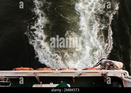 Panaji Goa Indien Okt 22 2022: Bootstour bei Sonnenuntergang mit Blick auf die Atal Setu Brücke und Aktivitäten auf dem Mandovi Fluss, einschließlich der Flusskasinos in Goa Stockfoto