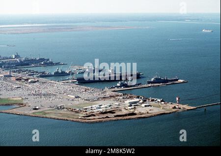 Ein Blick aus der Vogelperspektive südlich der Nordseite der Norfolk Naval Station zeigt den Abschnitt zwischen den Piers 6 und 12. Basis: Hampton Roadstead Bundesstaat: Virginia (VA) Land: Vereinigte Staaten von Amerika (USA) Stockfoto