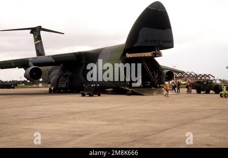 Eine Ansicht von rechts auf eine US Air Force C-5 Galaxy von der 3. Airlift Squadron, Dover Air Force Base, Del., während die Fracht auf der Rampe am Flughafen entladen wird. Flugzeuge der US-Luftwaffe bringen Material und Ausrüstung mit, um den Abzug der Friedenssicherungskräfte der Vereinten Nationen zu unterstützen. Betrifft Operation/Serie: UNITED SHIELD Base: Modadishu Land: Somalia (SOM) Stockfoto