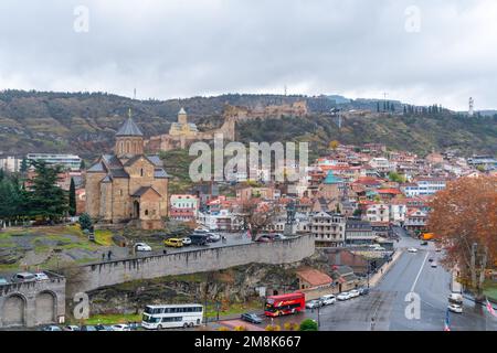 Tiflis, Georgia - 3. Dezember 2022: Schöner Blick auf die Altstadt von Tiflis, Abanotubani, Metekhi Stockfoto