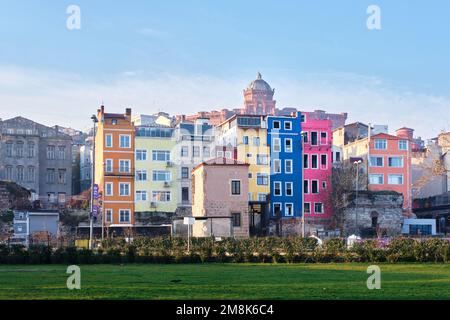 Istanbul, Türkei - Januar 2023: Halic Sanat Ausstellungshaus von IBB und farbenfrohe Häuser im Balat-Viertel und historische Straßen im Goldenhorn Stockfoto