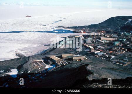 Ein Blick auf einen Teil der McMurdo Station aus Sicht des Observation Hill (Höhe 750 Fuß). Der Eisbrecher DER Küstenwache AM POLARMEER (WAB-11) ist am Pier festgebunden. Die USCG Eisbrecher POLAR STAR (WAB-10) liegt vor der Küste. Staat: McMurdo Sound Country: Antarktis (ATA) Stockfoto