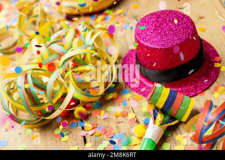 Karnevalsdekoration aus Deutschland Holzfläche mit Konfetti, Luftschlangen und Partygläsern. Hintergrund für eine Karnevalsparty oder -Partys Stockfoto