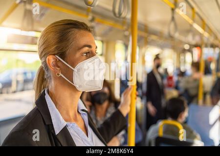 Frau mit medizinischer FFP3-Maske in der U-Bahn Stockfoto